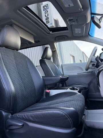 2013 Toyota Sienna SE 8-Passenger