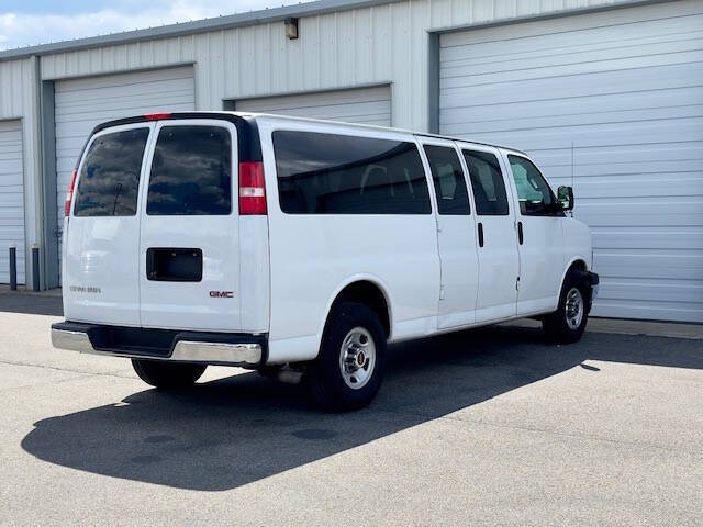 2018 GMC Savana Passenger LT photo 6