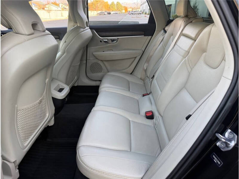 2020 Volvo V90 Cross Country T6