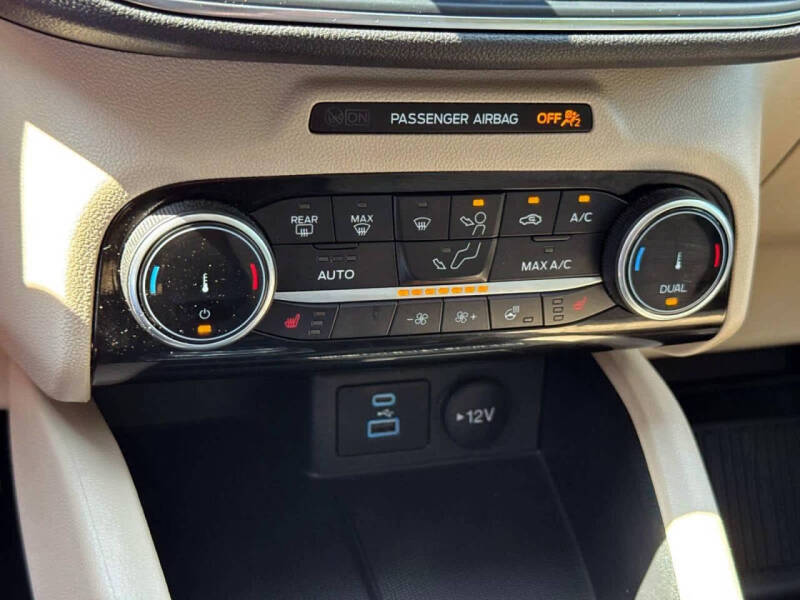 2022 Ford Escape Titanium