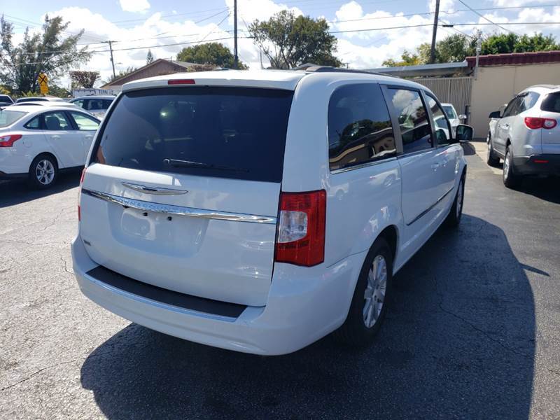 2014 CHRYSLER Town and Country Minivan - $10,995
