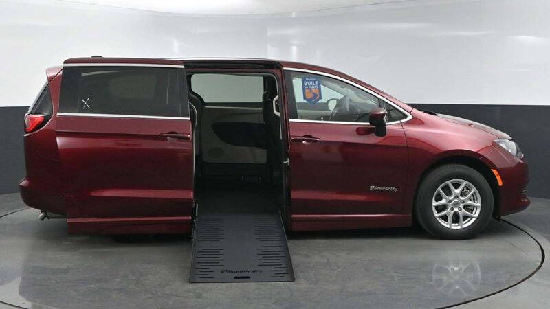 2023 Chrysler Voyager LX