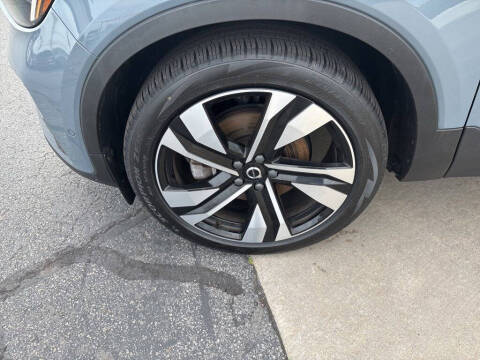 2023 Volvo XC40 B5 Ultimate Dark Theme