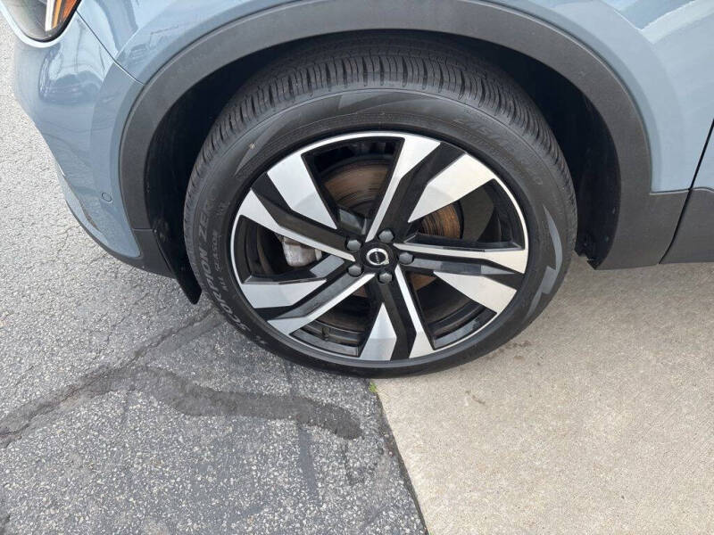 2023 Volvo XC40 B5 Ultimate Dark Theme