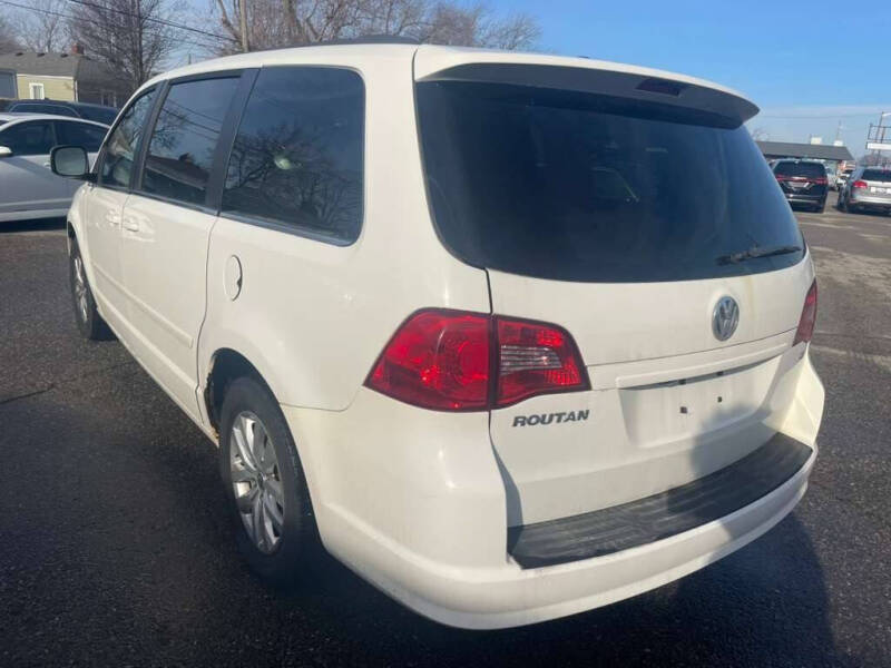 2012 Volkswagen Routan SE