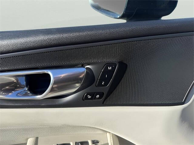 2021 Volvo XC60 T5 Momentum