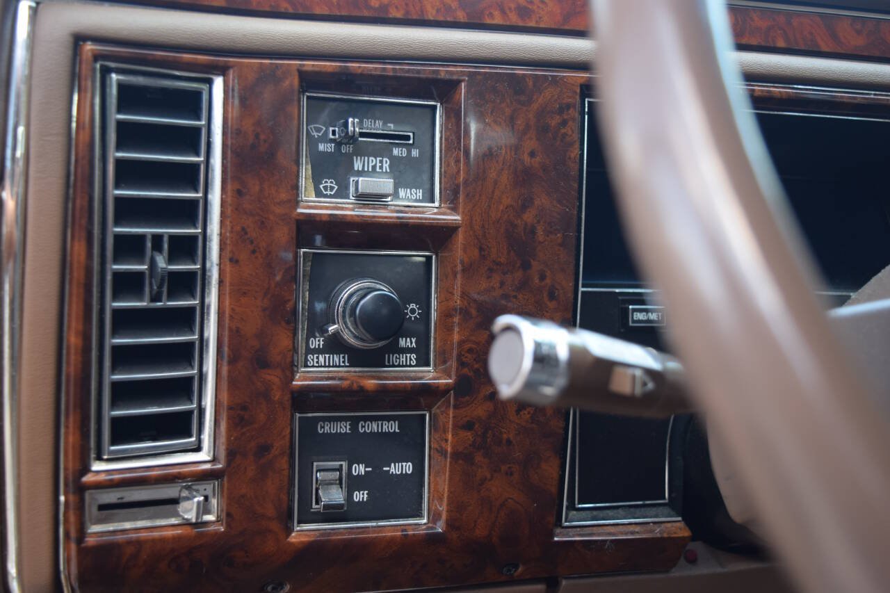 1991 Cadillac Brougham 220
