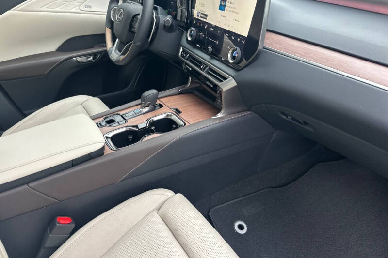 2026 Lexus RX 450h+ Luxury