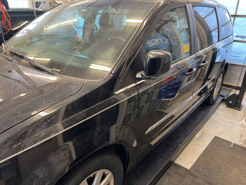 2014 Chrysler Town & Country Touring's photo