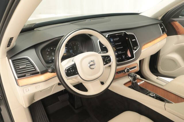 2022 Volvo XC90 T5 Momentum