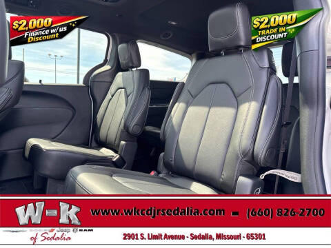 2027 Chrysler Pacifica Select