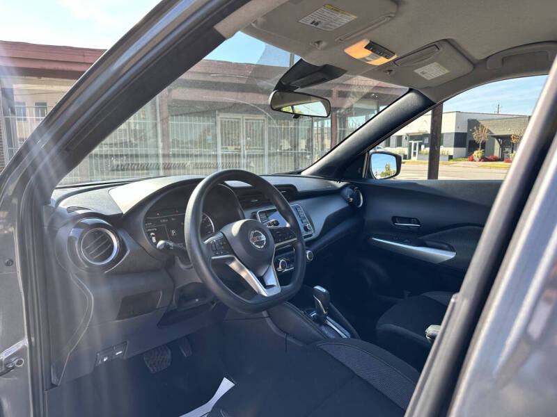 2020 Nissan Kicks SR