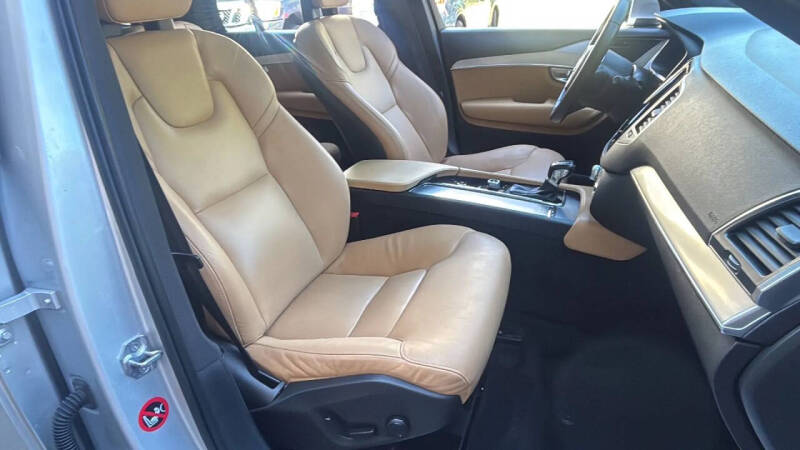 2017 Volvo XC90 T6 Momentum