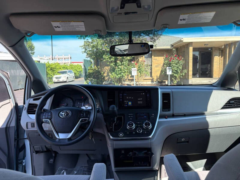 2017 Toyota Sienna LE Mobility 7-Passenger