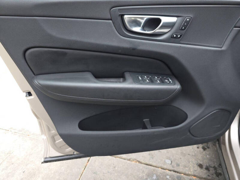 2025 Volvo XC60 B5 Plus Dark Theme