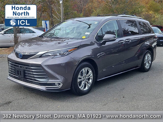 2024 Toyota Sienna Platinum's photo