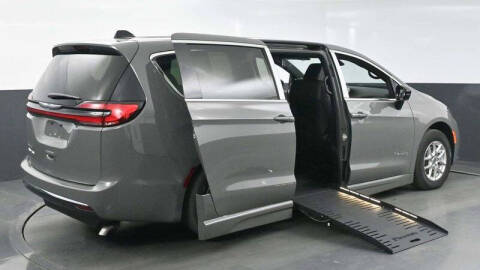 2025 Chrysler Pacifica Select