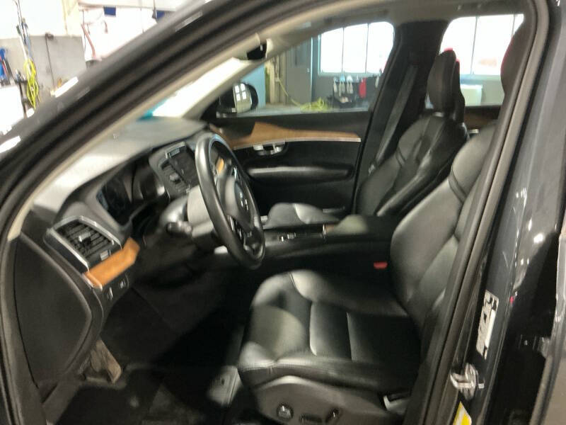 2021 Volvo XC90 T6 Momentum 7-Passenger