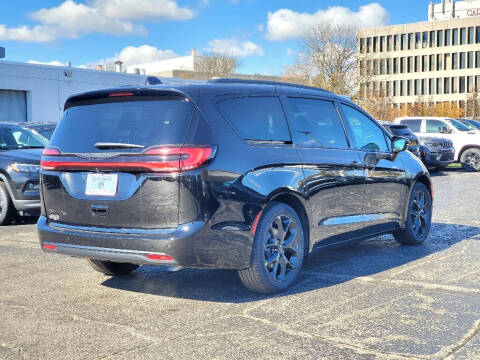 2026 Chrysler Pacifica Select