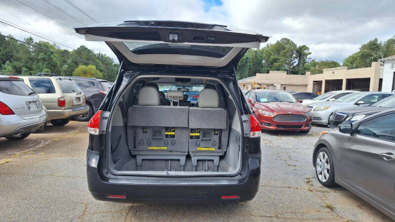2011 Toyota Sienna LE 7-Passenger Auto Access Seat