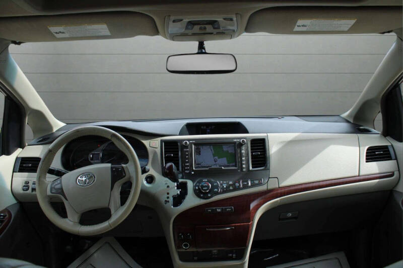 2014 Toyota Sienna XLE 7-Passenger