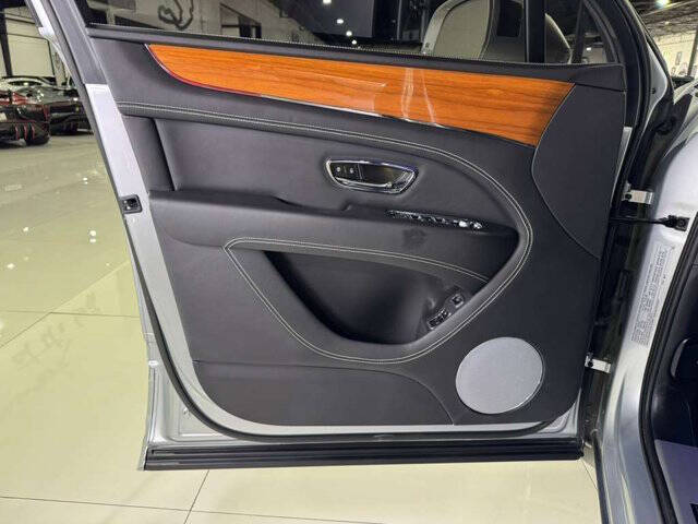 2023 Bentley Bentayga EWB V8