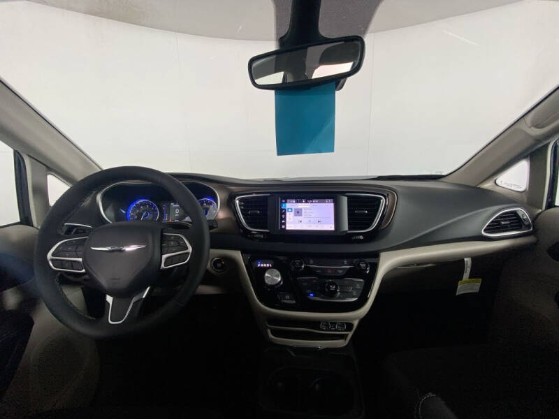 2024 Chrysler Voyager LX