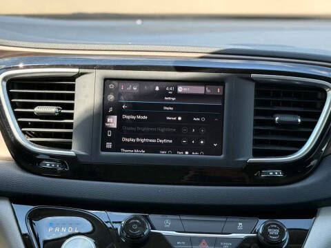 2022 Chrysler Voyager LX