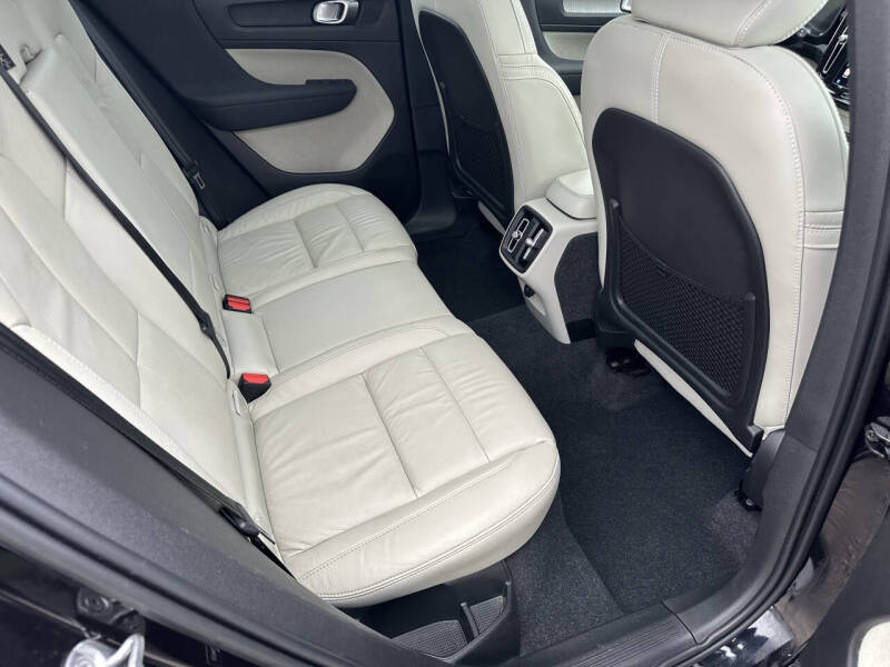 2023 Volvo XC40 B5 Plus Bright Theme