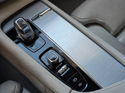 2016 Volvo XC90 T8 eAWD Momentum