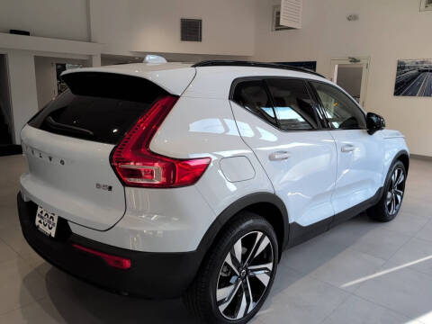 2025 Volvo XC40 B5 Plus Dark Theme