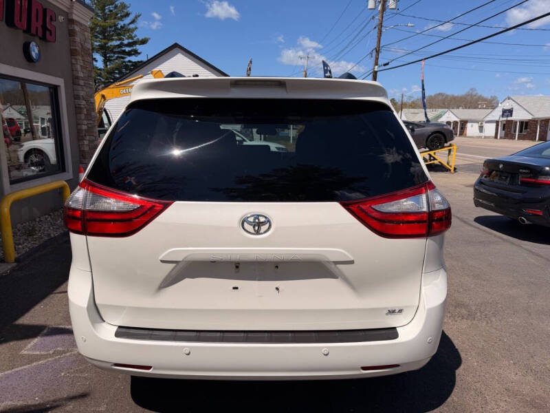 2017 Toyota Sienna XLE Premium 8-Passenger