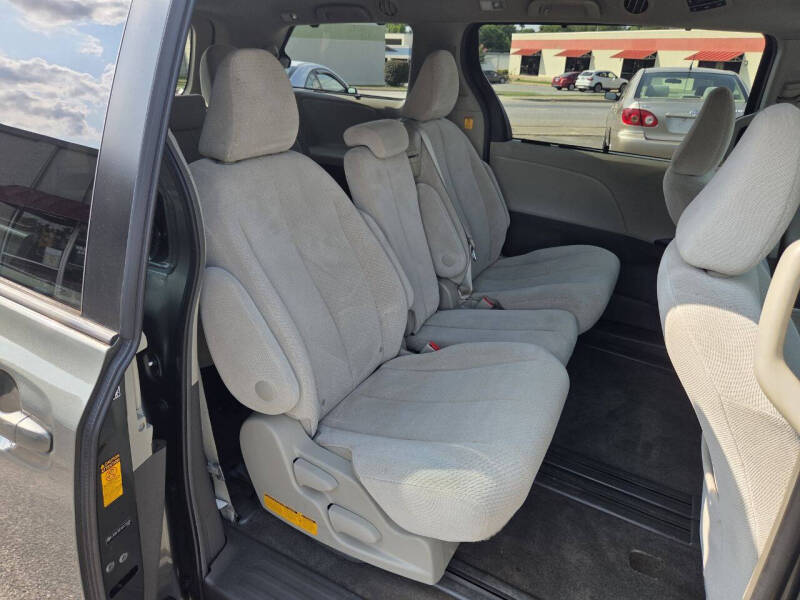 2013 Toyota Sienna LE 8-Passenger