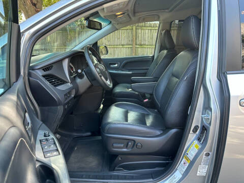 2016 Toyota Sienna SE 8-Passenger