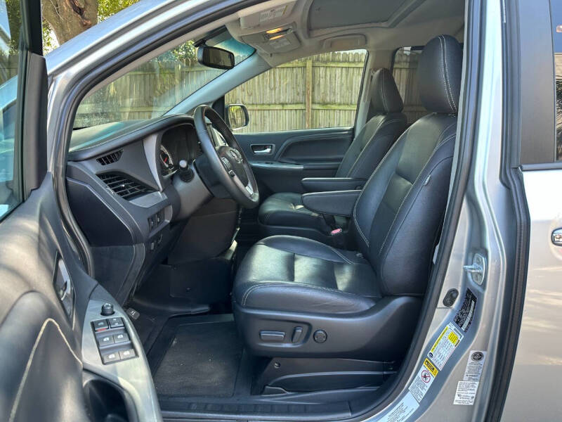 2016 Toyota Sienna SE 8-Passenger