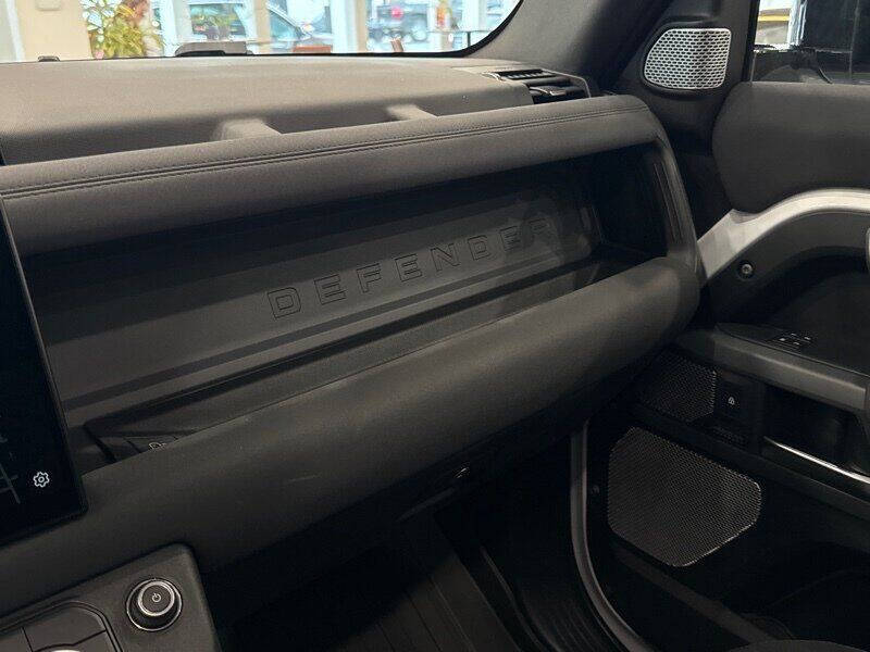 2023 Land Rover Defender 130 X-Dynamic SE