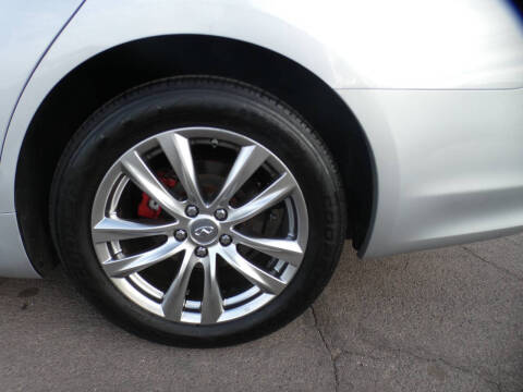 2017 Infiniti Q70 3.7