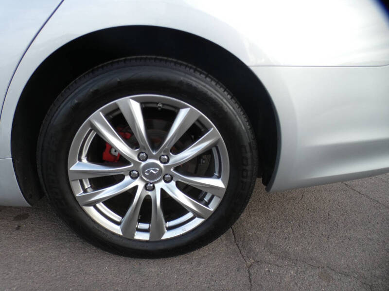 2017 Infiniti Q70 3.7