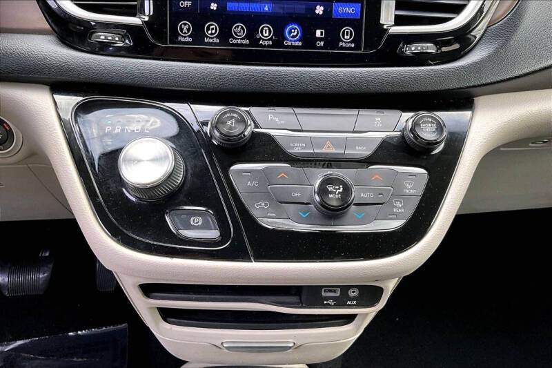 2017 Chrysler Pacifica Touring-L