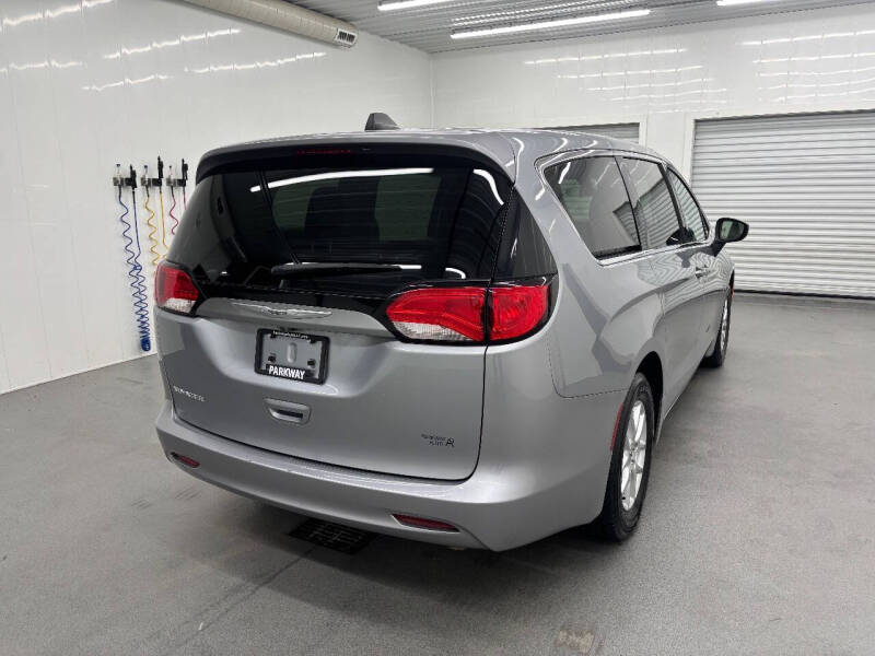 2021 Chrysler Voyager LX
