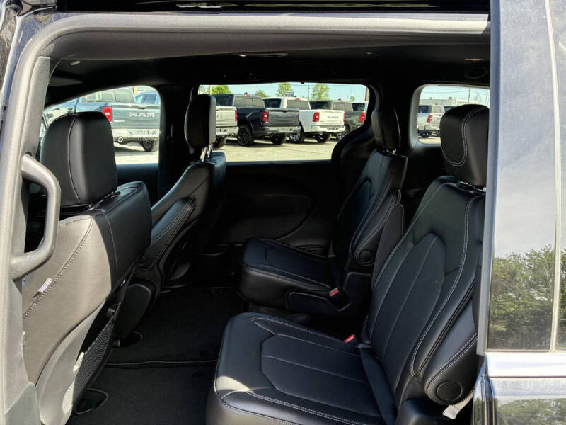 2027 Chrysler Pacifica Select