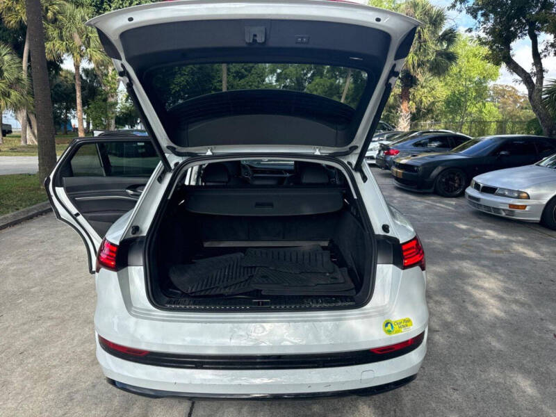 2022 Audi e-tron quattro Premium