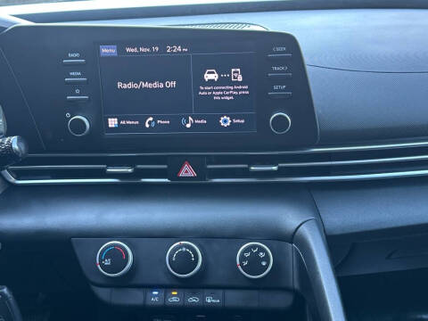 2024 Hyundai Elantra SE