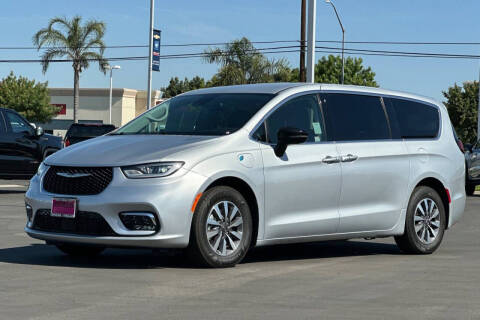 2024 Chrysler Pacifica Plug-In Hybrid Select
