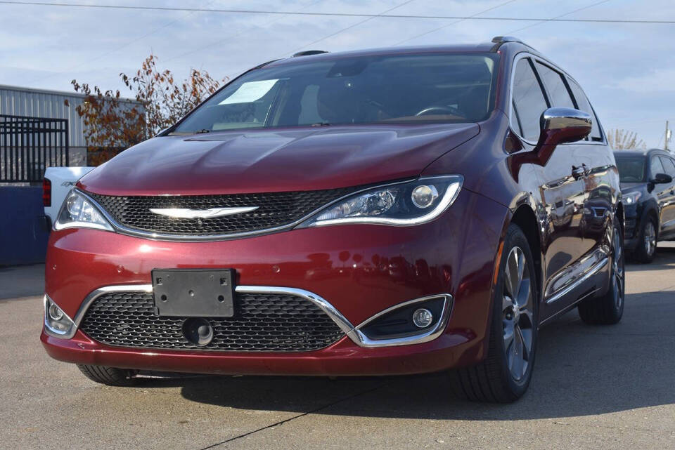 2017 Chrysler Pacifica Limited's photo