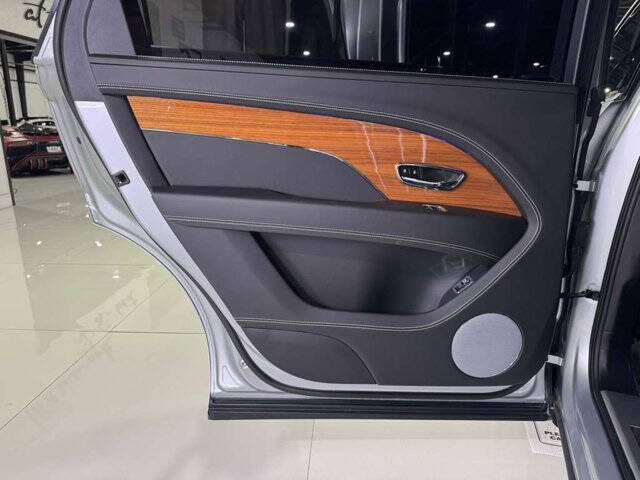 2023 Bentley Bentayga EWB V8