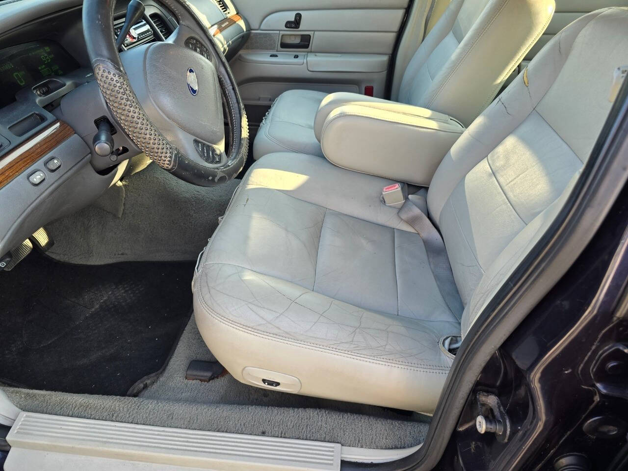 2003 Ford Crown Victoria for sale at QUEENSGATE AUTO SALES in York, PA