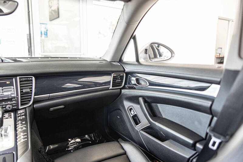 2016 Porsche Panamera 4 Edition