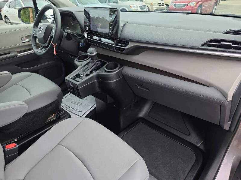 2021 Toyota Sienna XLE 8-Passenger