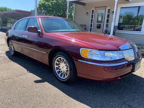 2001 Lincoln Town Car for sale at G & G Auto Sales in Steubenville OH